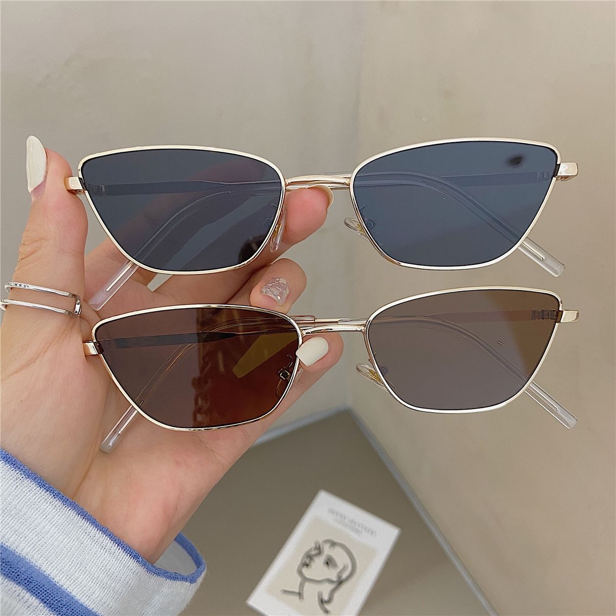 Women Fashion Glasses - ファッショナブルな菱形メタルサングラス（女性用）、ストリートフォトグラフィーに最適、UVカットサングラス