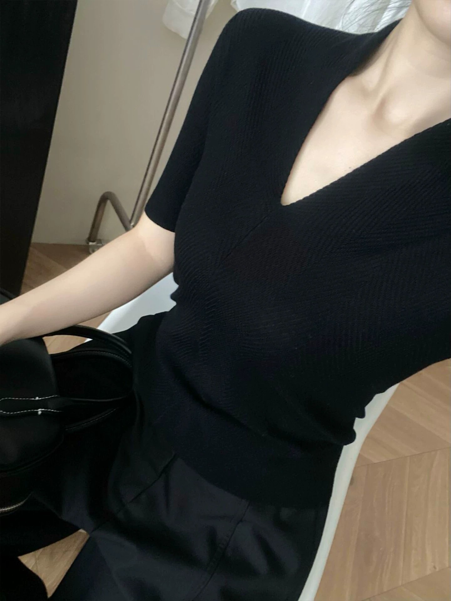 ライトラグジュアリー高級ホワイトVネックニット半袖Tシャツ  - Women'S Fashion For Summer 2026 のレビューと価格